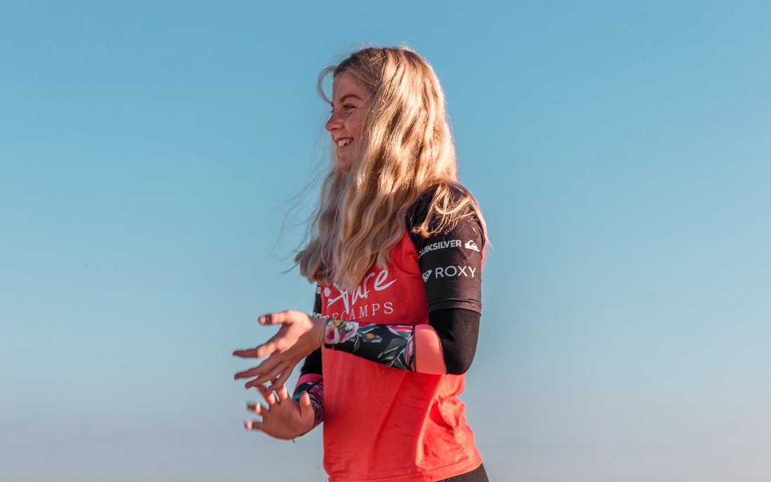 Man kann das Lycra oder eben den Rashguard auch unter dem Neo tragen um Schürfwunden zu vermeiden