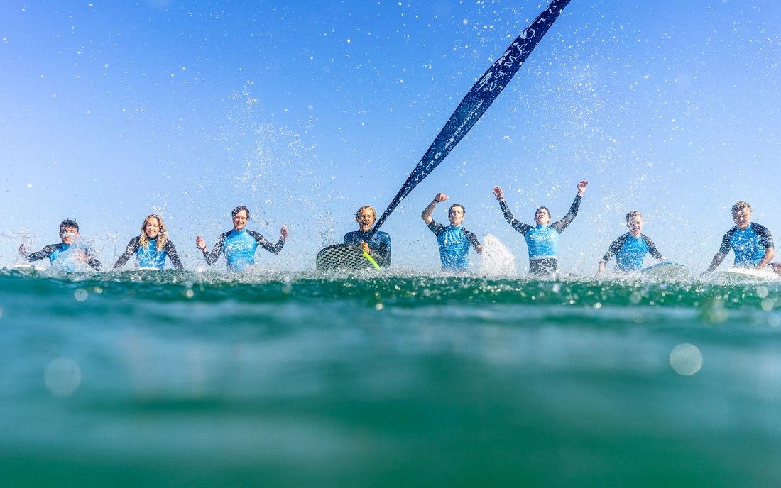 schließe neue Freundschaften in unseren Surfkursen