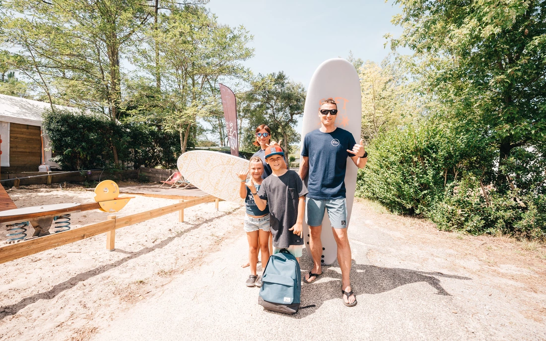 Alle zusammen zum Strand und den Surfkursen