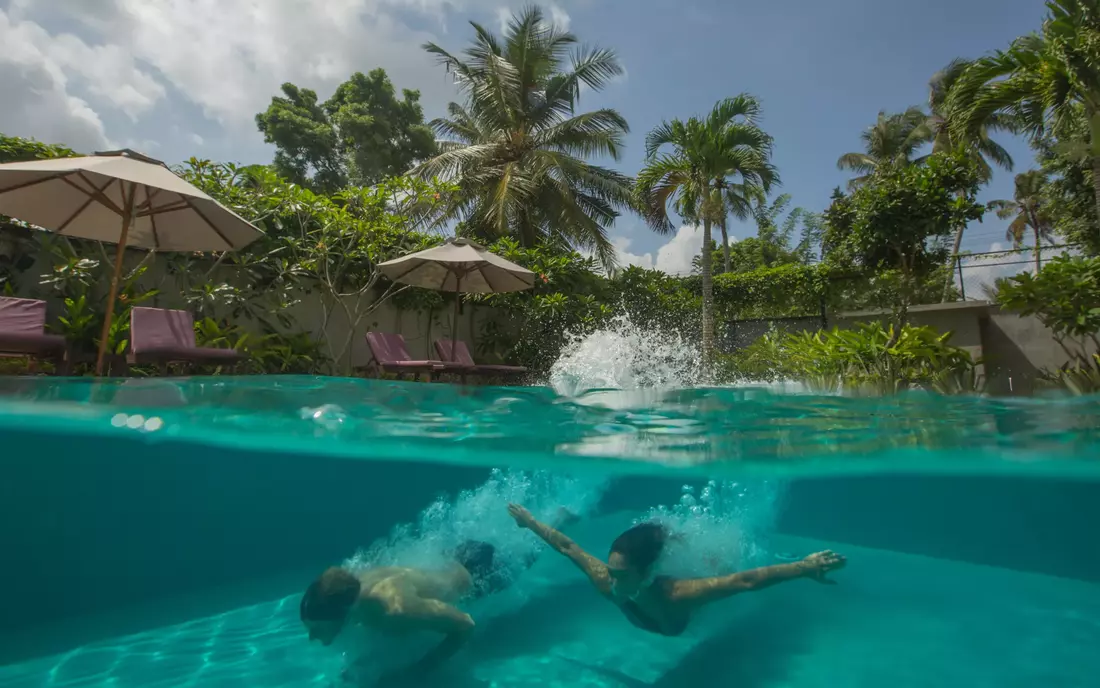 Pool Diving im Surfretreat Sri Lanka