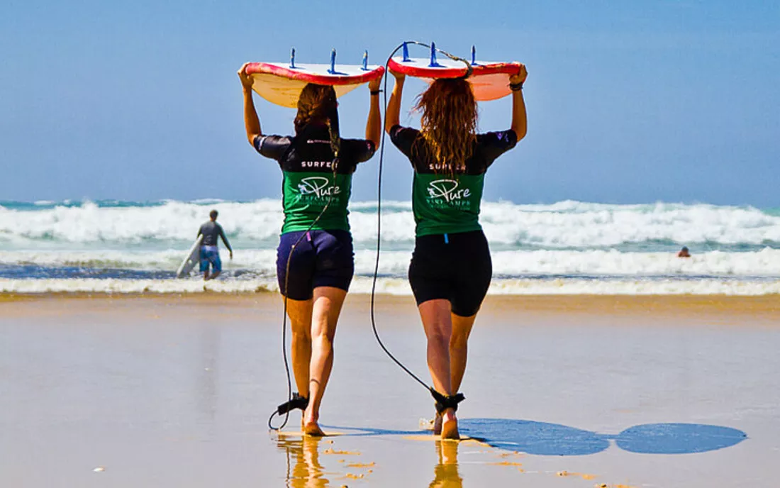 Surfschule Teilnehmer gehen ins Wasser