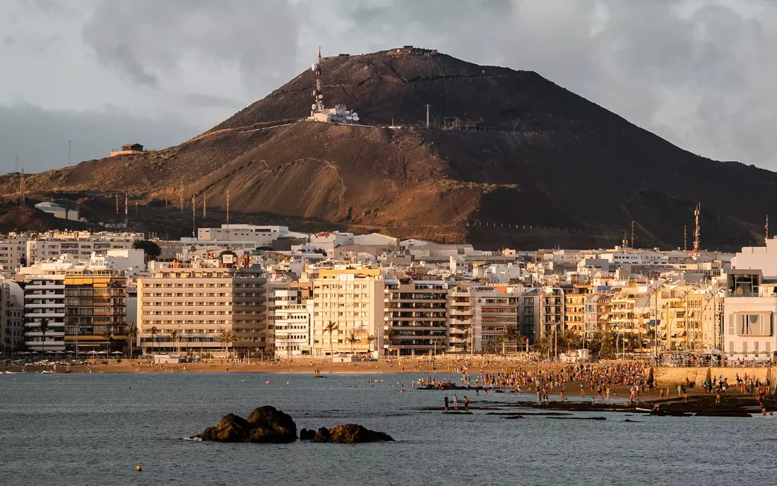 Las Palmas mit Vulkan im Hintergrund