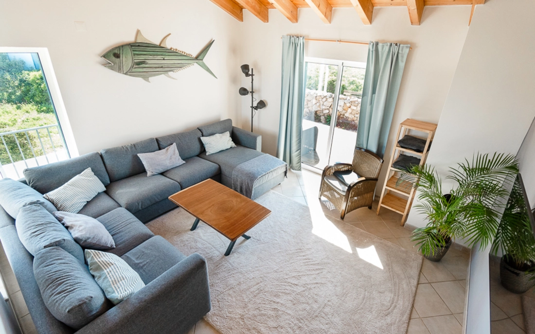 Wohnzimmer im Surfhouse Portugal mit großer Sofaecke