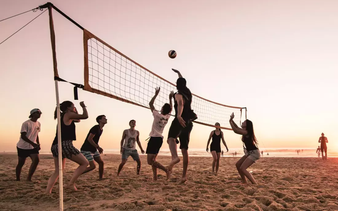 Ein Volleyball Match bei Sonnenuntergang