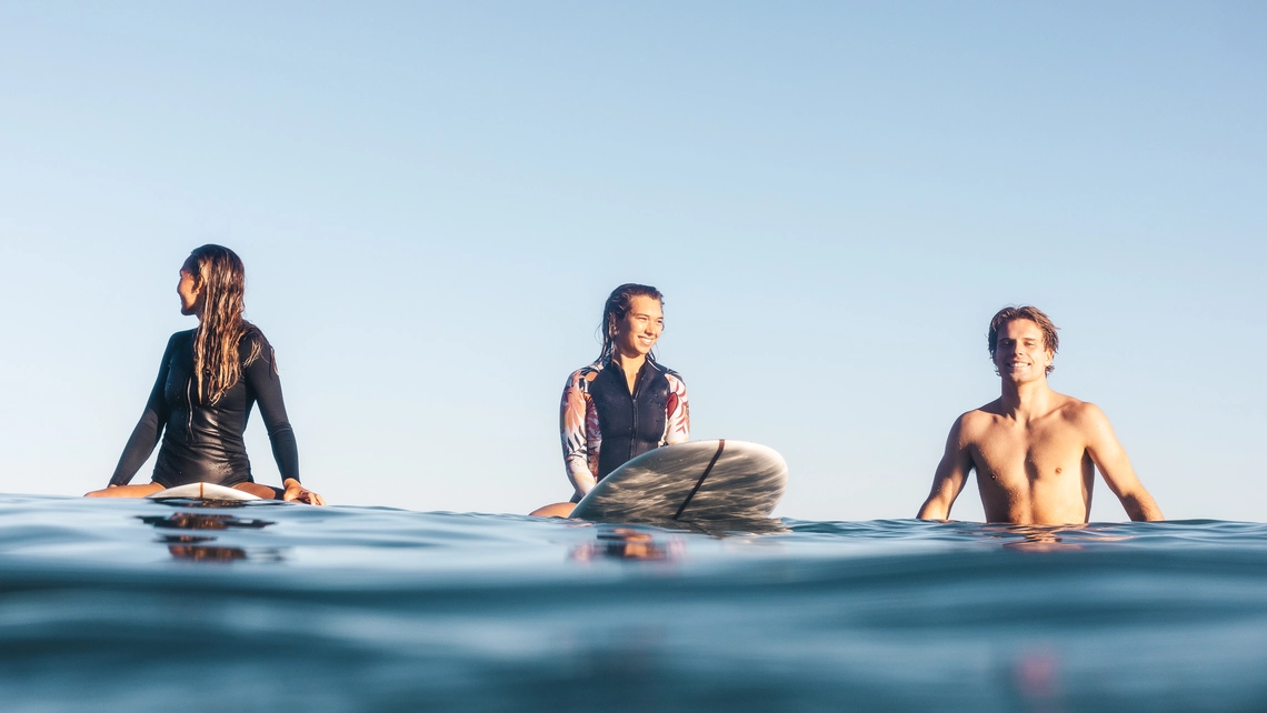 Surfer auf Surfbrett im Wasser