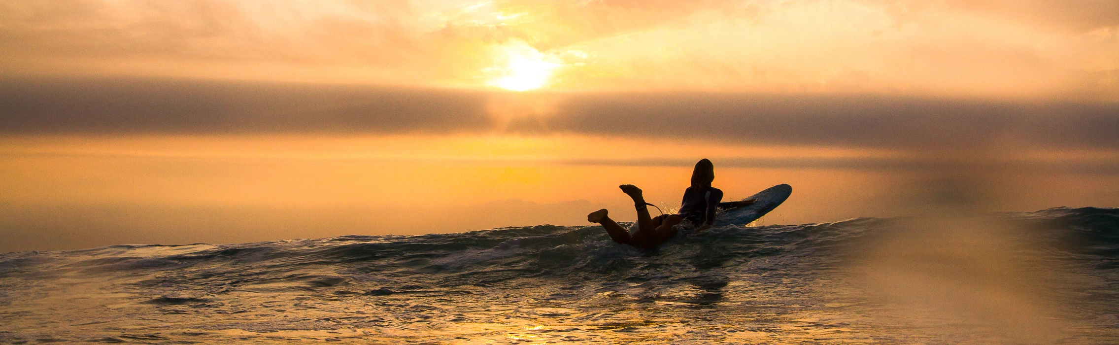 Bei Sonnenuntergang mit der Klasse surfen