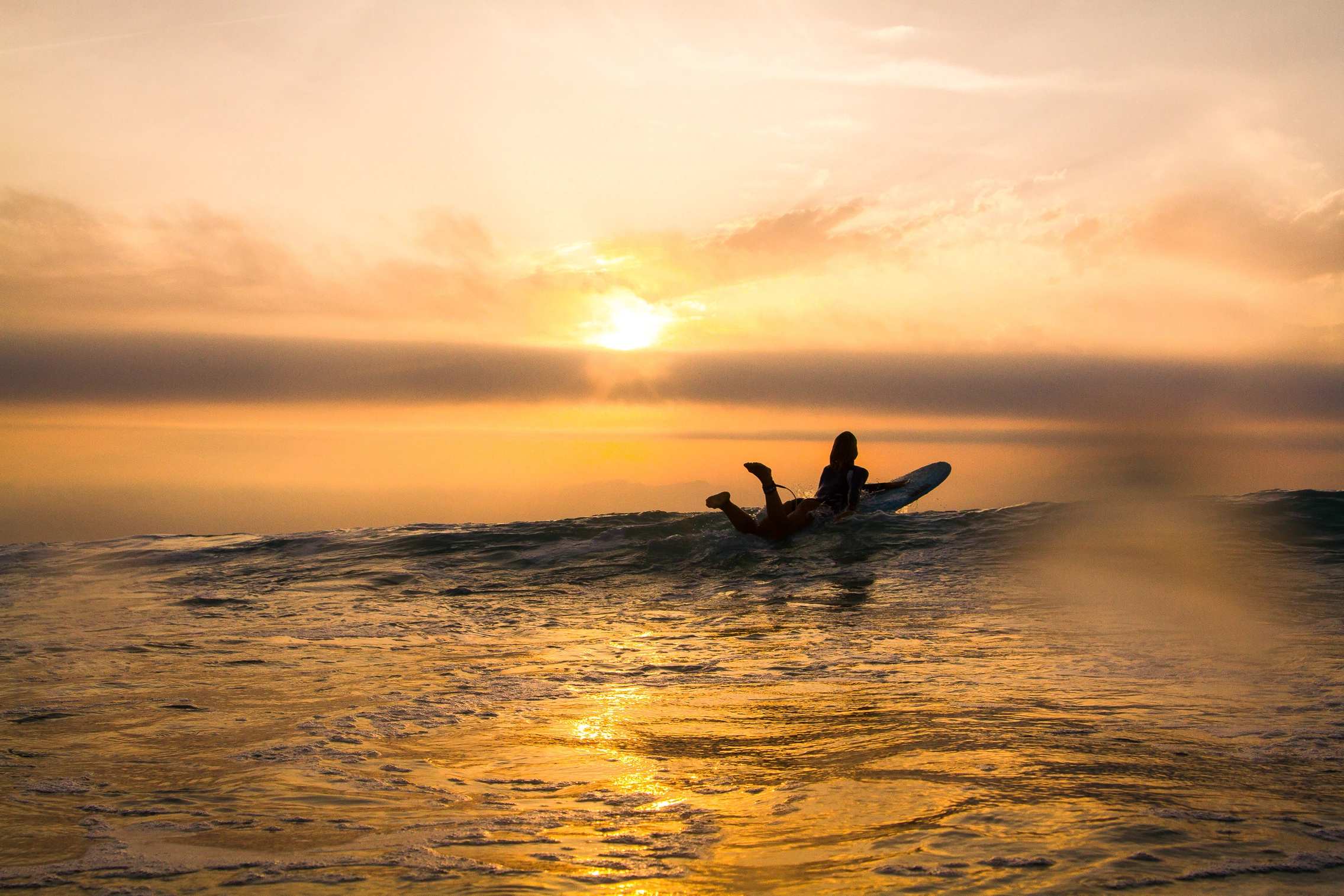 Bei Sonnenuntergang mit der Klasse surfen