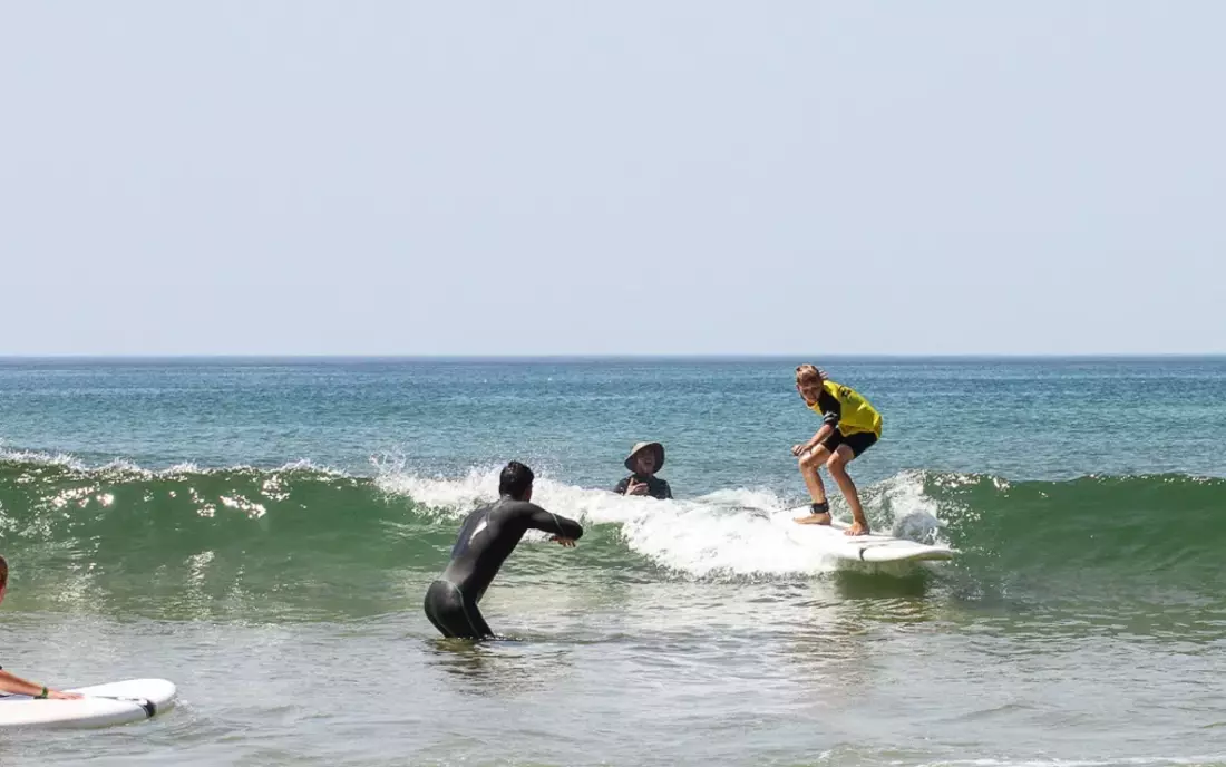 Kinder Surfen in Frankreich perfekte Wellen