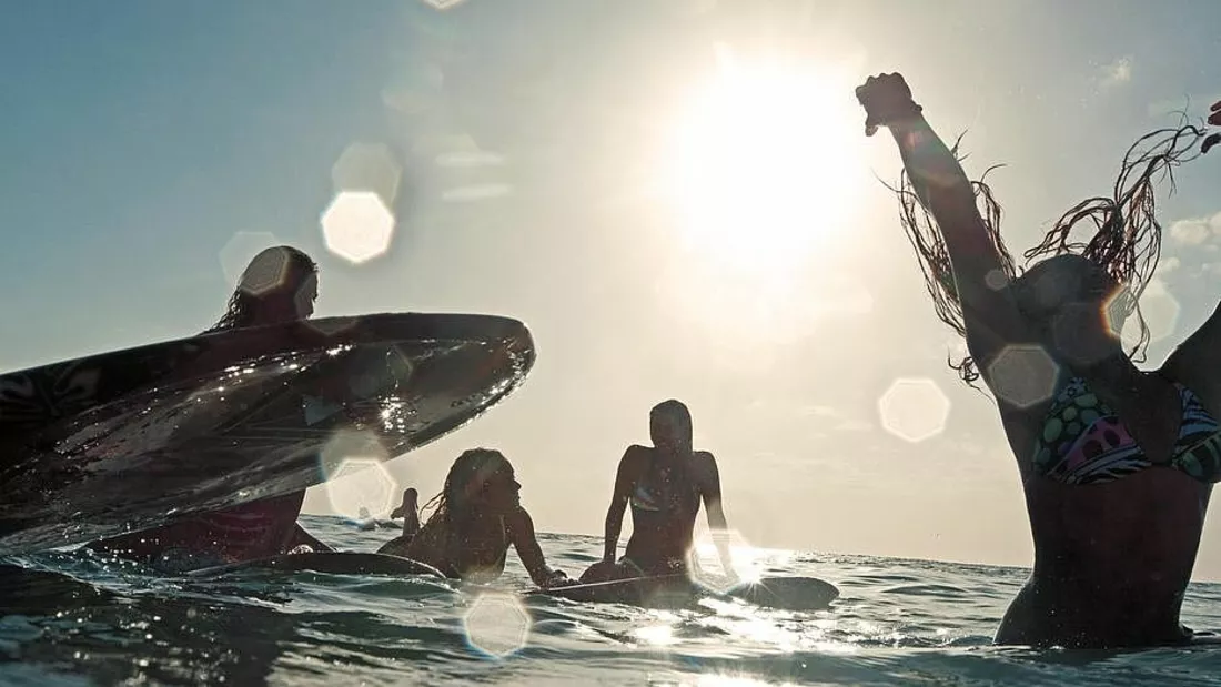 Surfer beim Surfkurs im Wasser