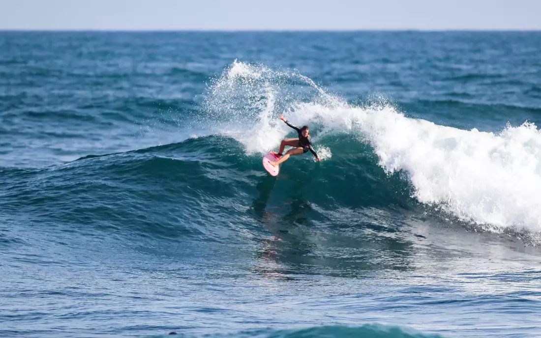 Camilla Kemp beim Surfen