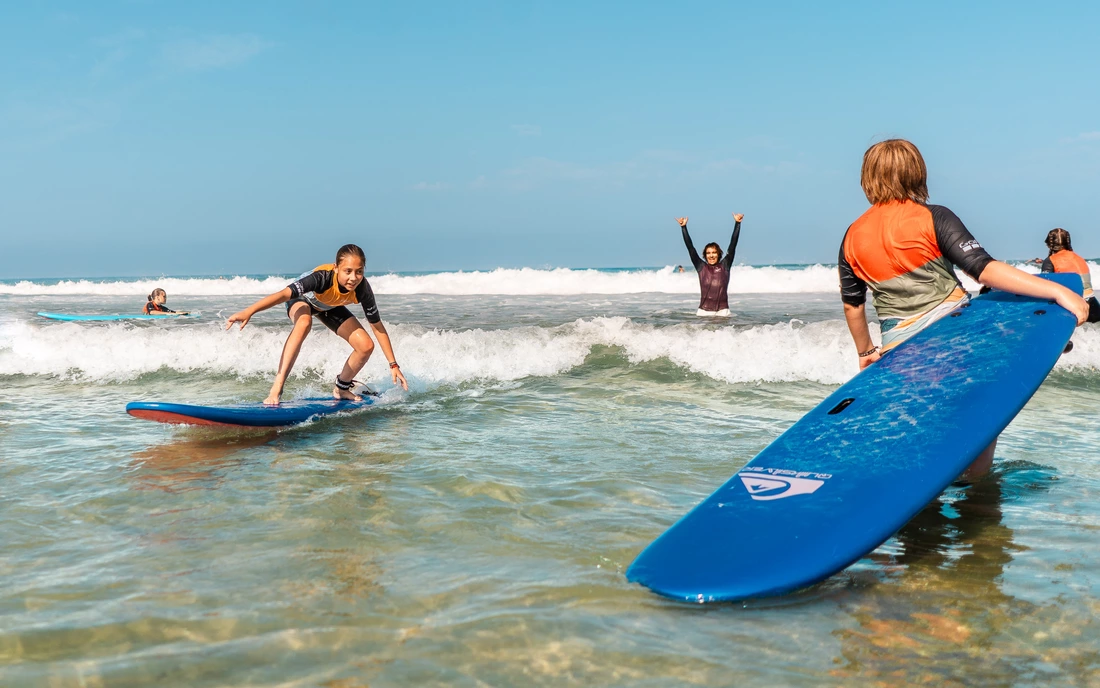 unsere Surflehrer sind bei den Kids immer motiviert im Wasser dabei