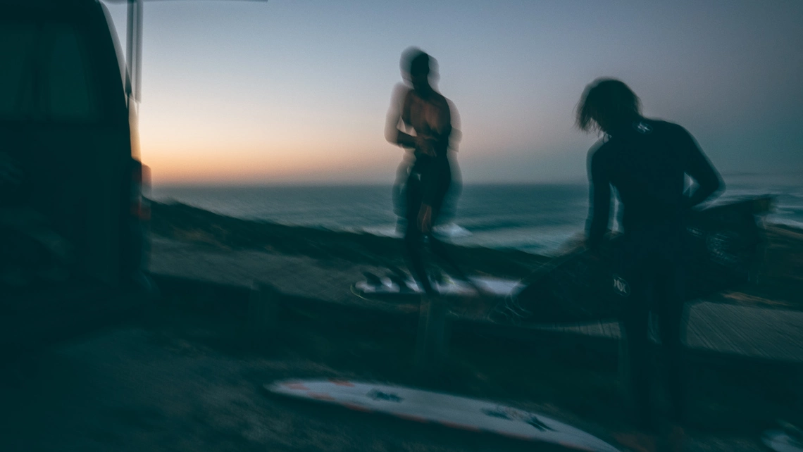 das pure surf team nach der sunset session in bordeira. perfekte wellen und ein unglaublicher sonnenuntergang an der atlantikküste