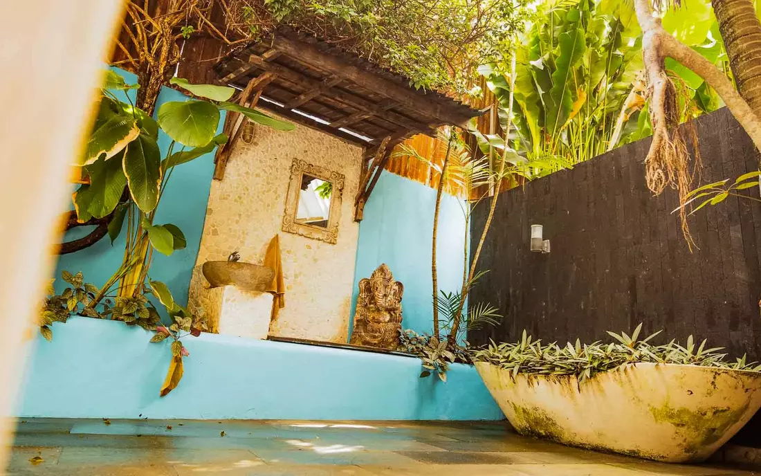 Your own little jungle in the open-air pool