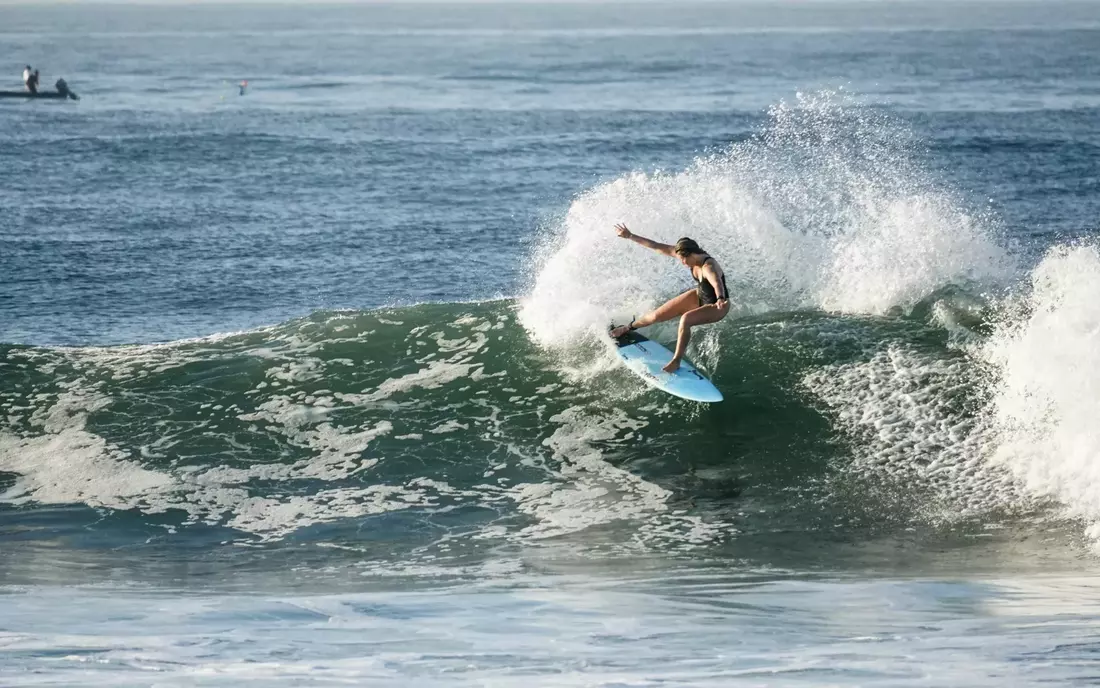 Camilla Kemp beim Surfen