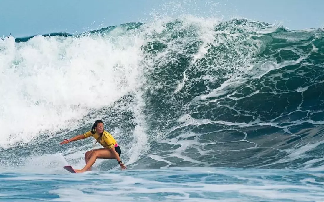 Camilla Kemp beim Surfen