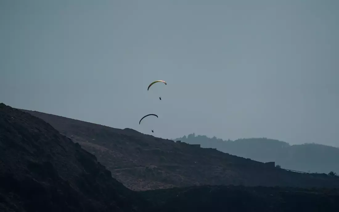 Gleitschirmflieger über Bergen auf Gran Canaria