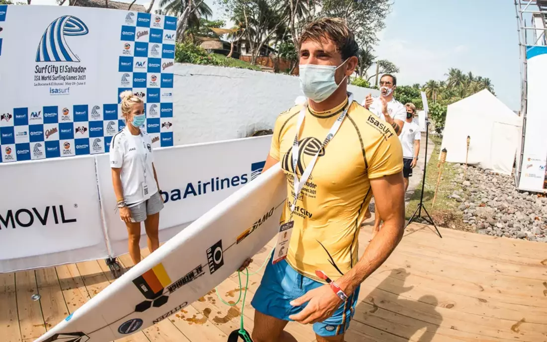 Leon Glatzer mit Surfboard und Maske