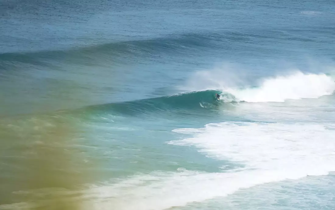 In Caparica gibt zahlreiche Wellen zum surfen