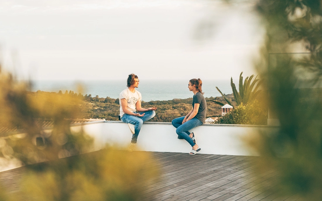 Dachterasse über der Surfvilla mit Blick über das Meer.