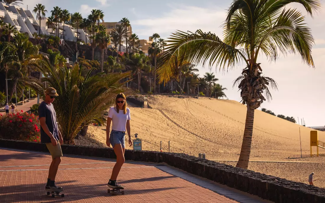 skating girls in fuerteventura