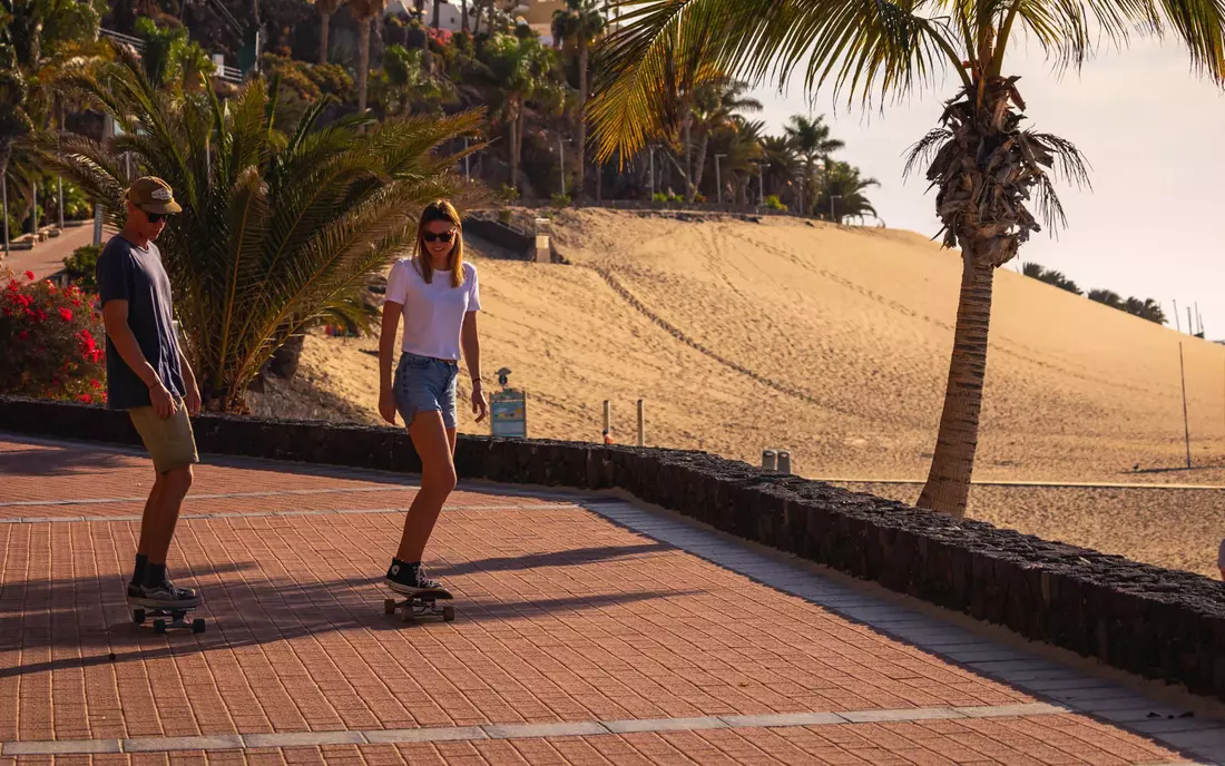 surfcamp fuerteventura azurblaues wasser skateboard