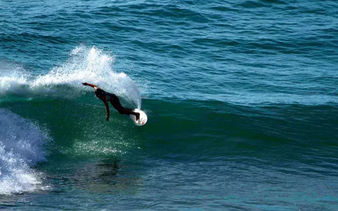 surfer srufing wave in the algarve