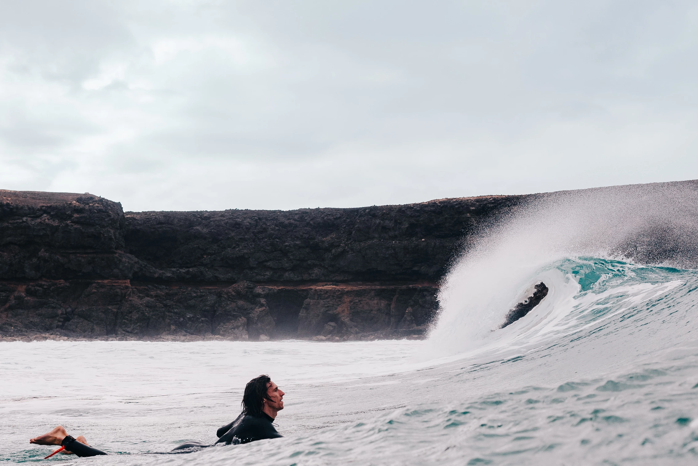 Finn Ole Springborn surft am Playa de Esquinzo in Fuerteventura