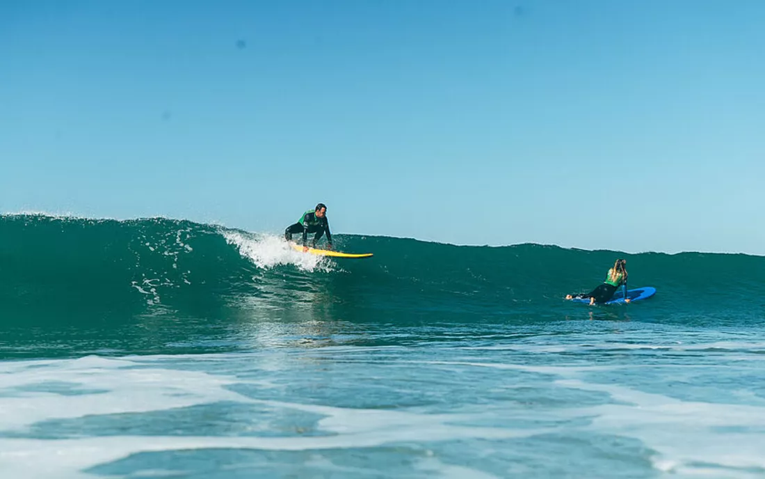 Surfer im Surfkurs beim Surfen lernen