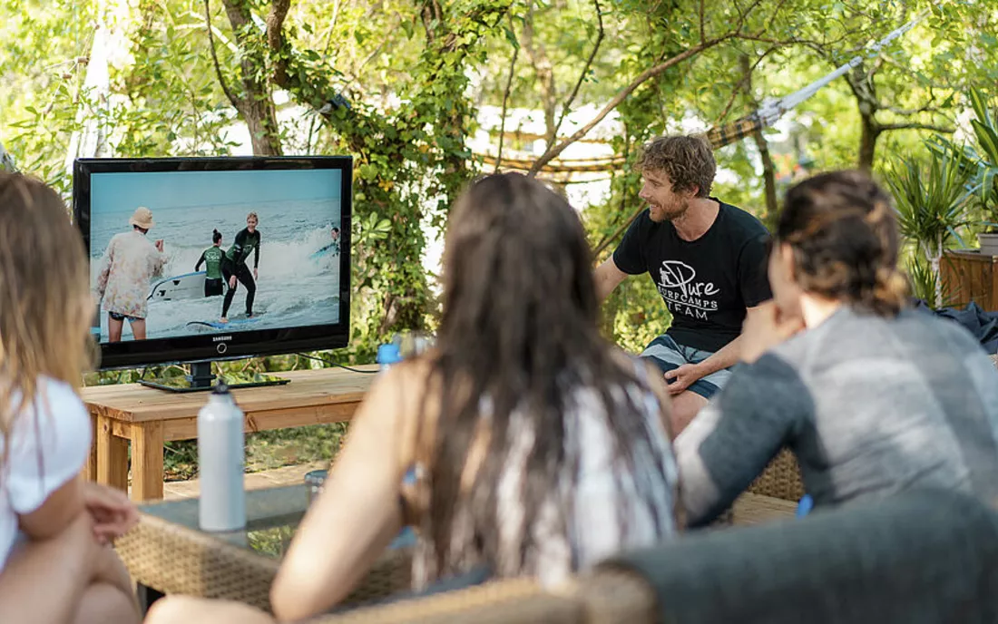 Surfschule bei der Videoanalyse im Surfcamp