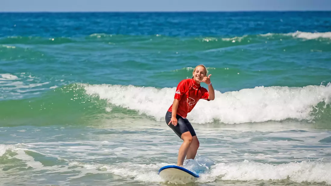 surf student learn to surf in surf course