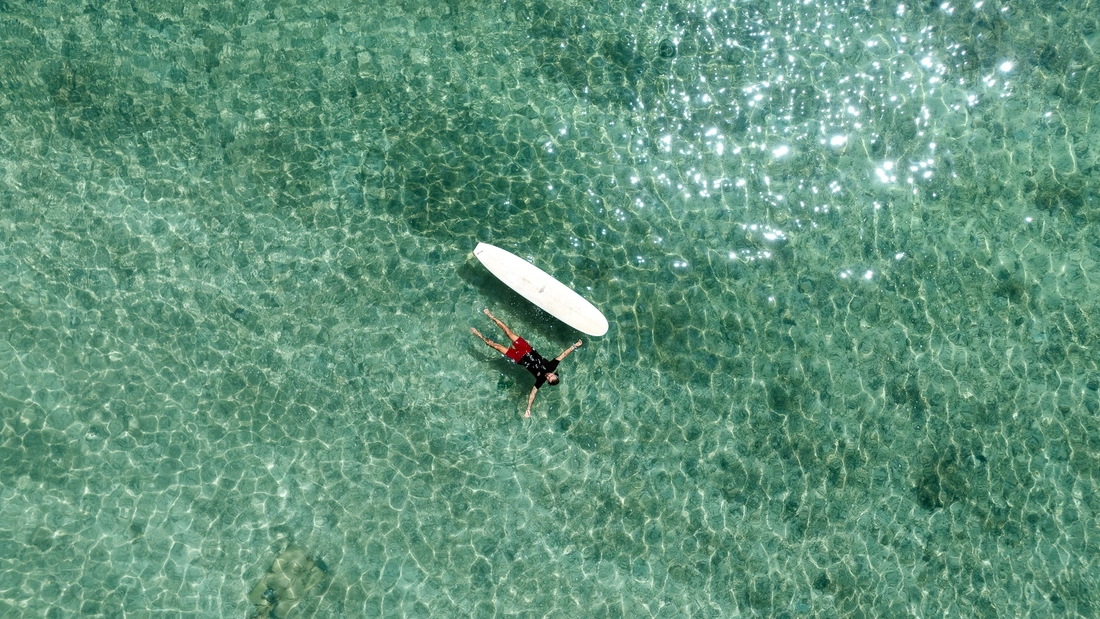 SURFER IM GRÜNEN MEER 