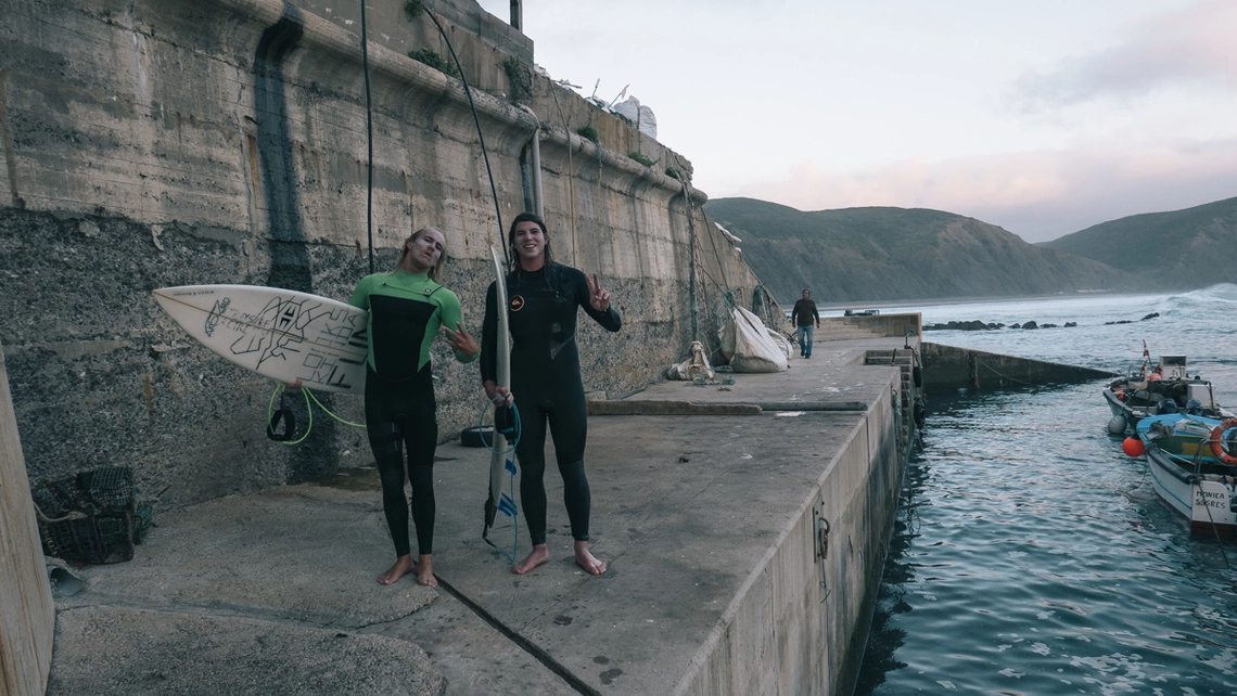 tobi schroeder und remi petersen nach einer super surf session beim pure surf team trip in portugal algarve