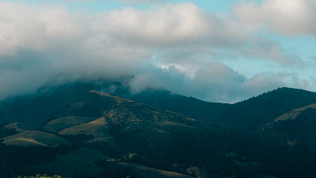 Explore with us the beautiful and overwhelming nature of the Azores. Relaxing hikes to the various hot springs and thermal baths such as Terra Nostra or Caldeira Velha, to viewpoints or to one of the island's waterfalls. Here you can admire nature to the fullest.