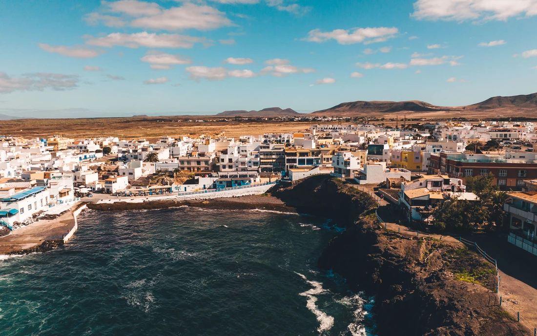 fuerteventura-puresurfcamps-pure-surfcamp-surfcamps-surflessons-kanaren-lajares-surflodge-lodge-canaries-wellenreiten-vulkan-insel-sommer-goodlife-desert-sand-lifestyle-vanlife-urlaub-holiday-surftrip-shaka-dude-beach-waves