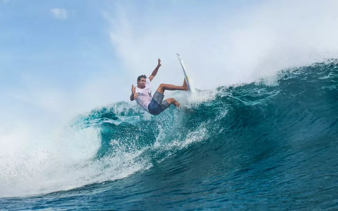 Leon Glatzer beim Surfen