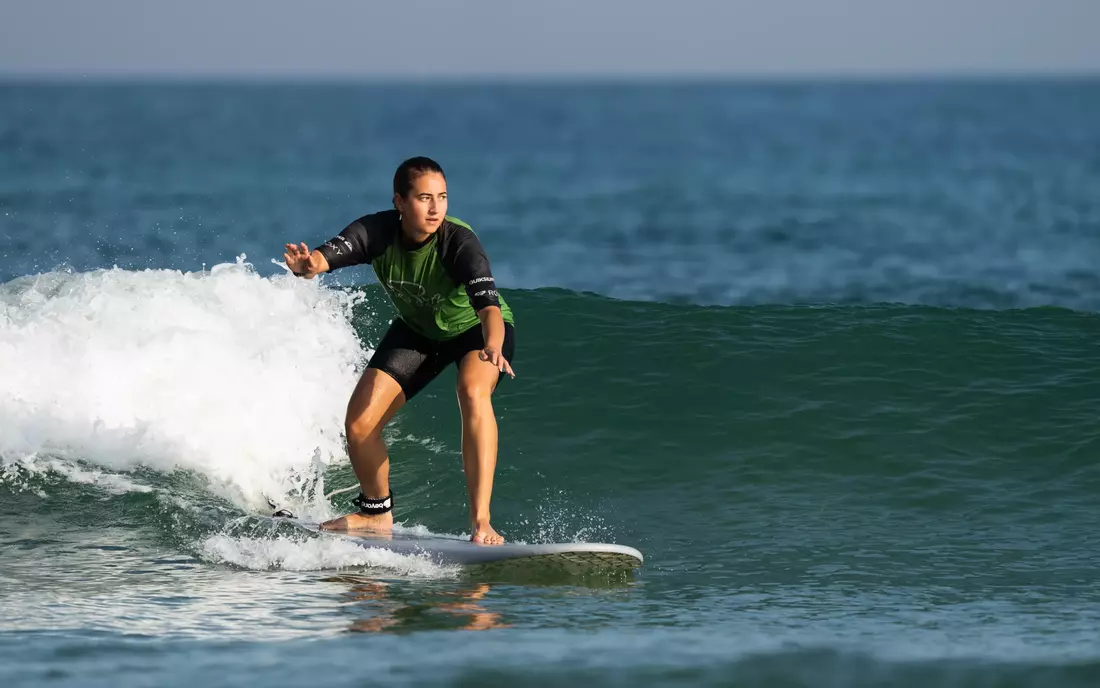 Bei bestem Wetter grüne Wellen surfen