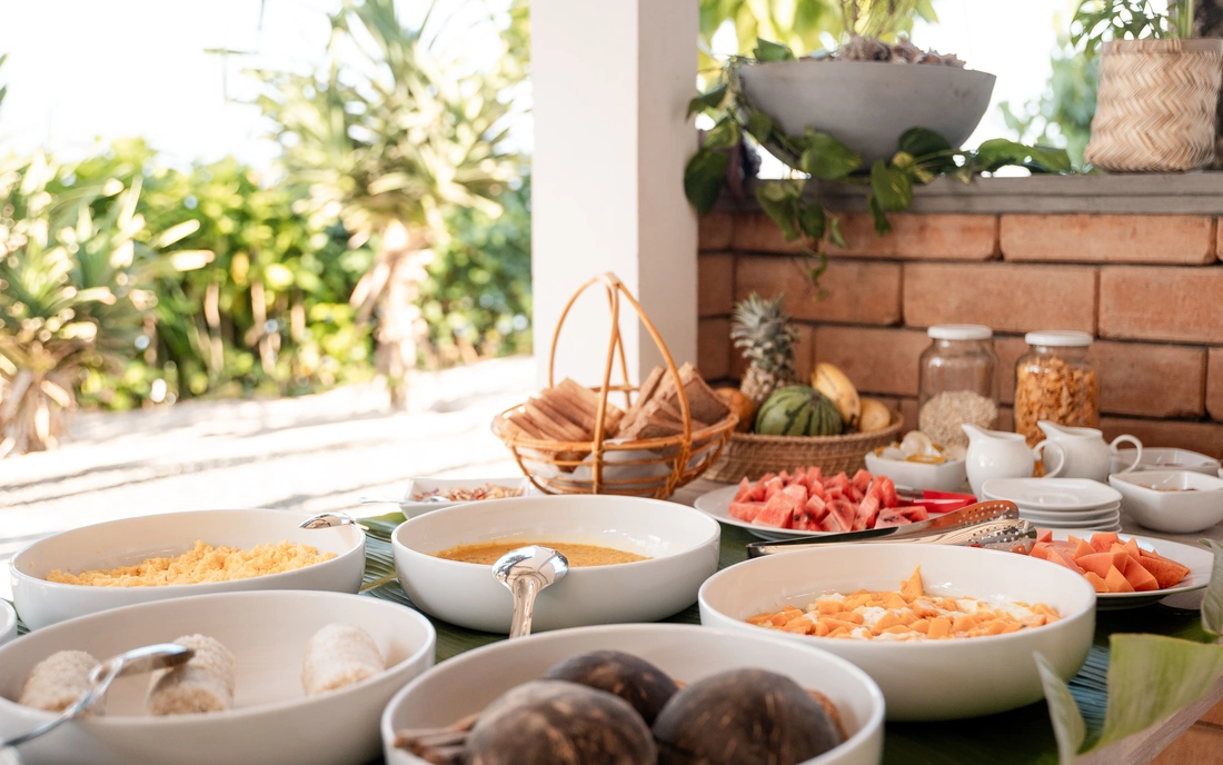 Frühstücksbuffet in der morgensonne in Sri Lanka