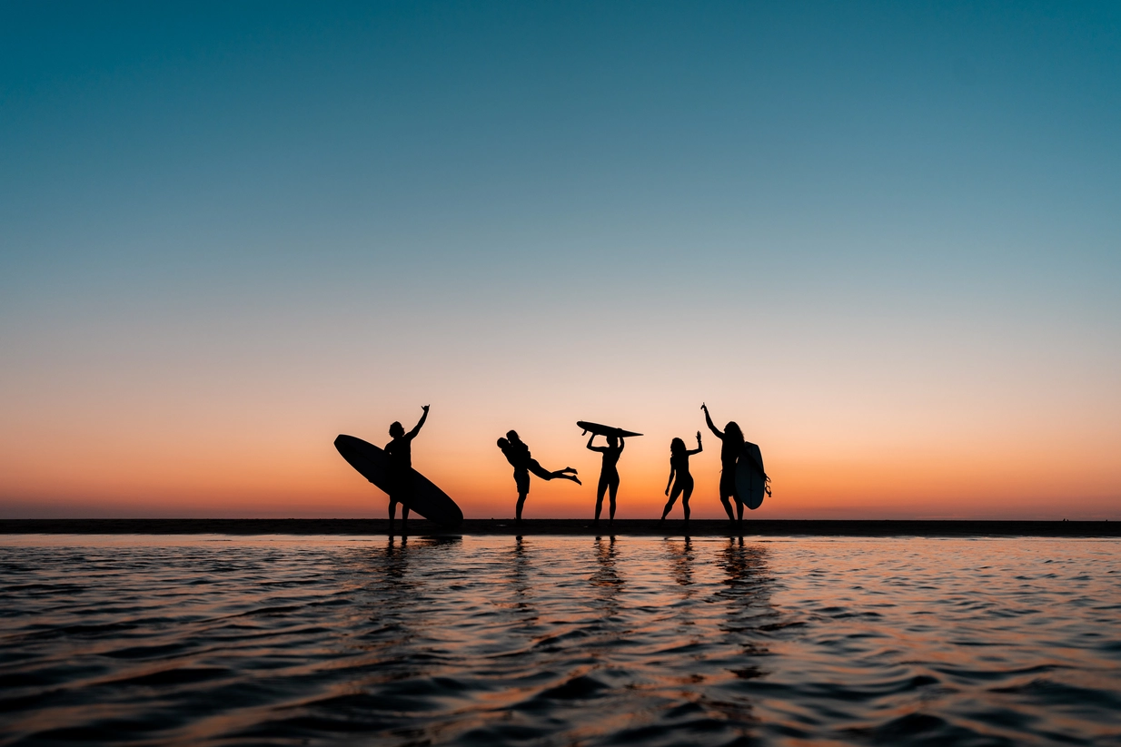 Familienurlaub Frankreich Surfen lernen Kinder Sonnenuntergang