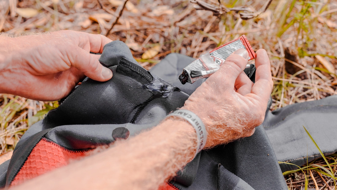 Neoprenanzug mit Kleber reparieren