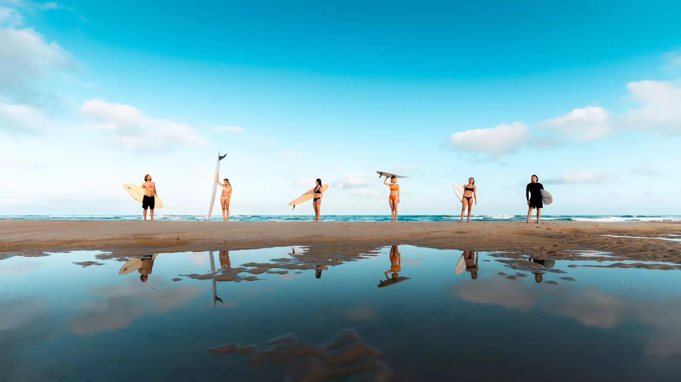 Surfer mit Surfbrett am Strand von Moliets