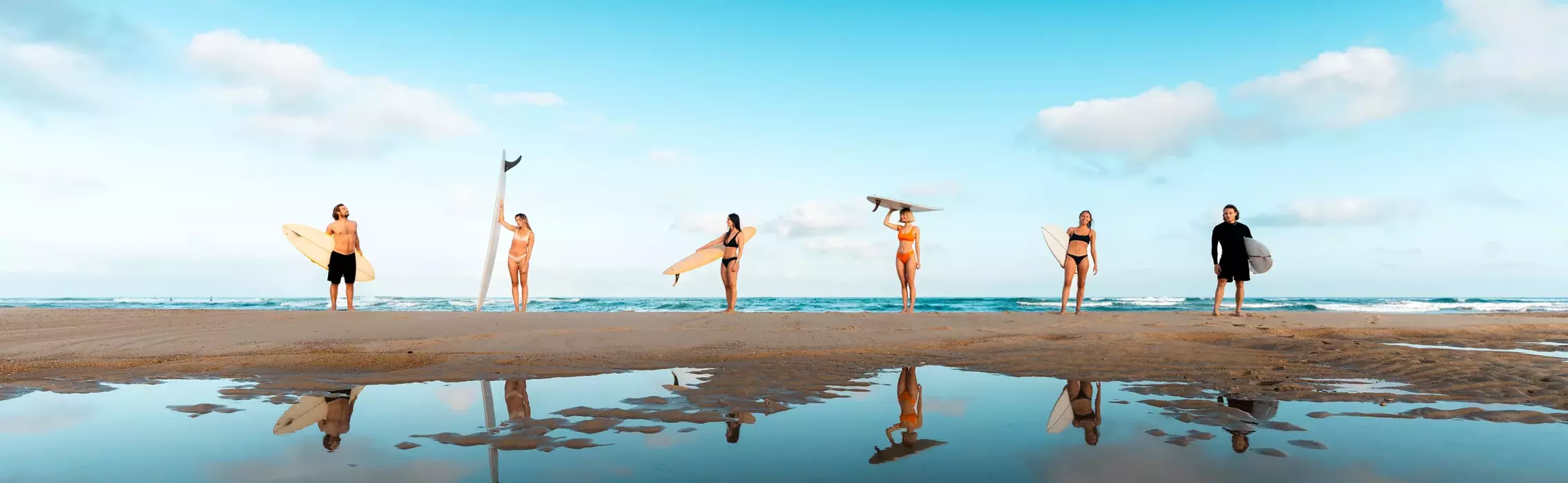 Surfer mit Surfbrett am Strand von Moliets