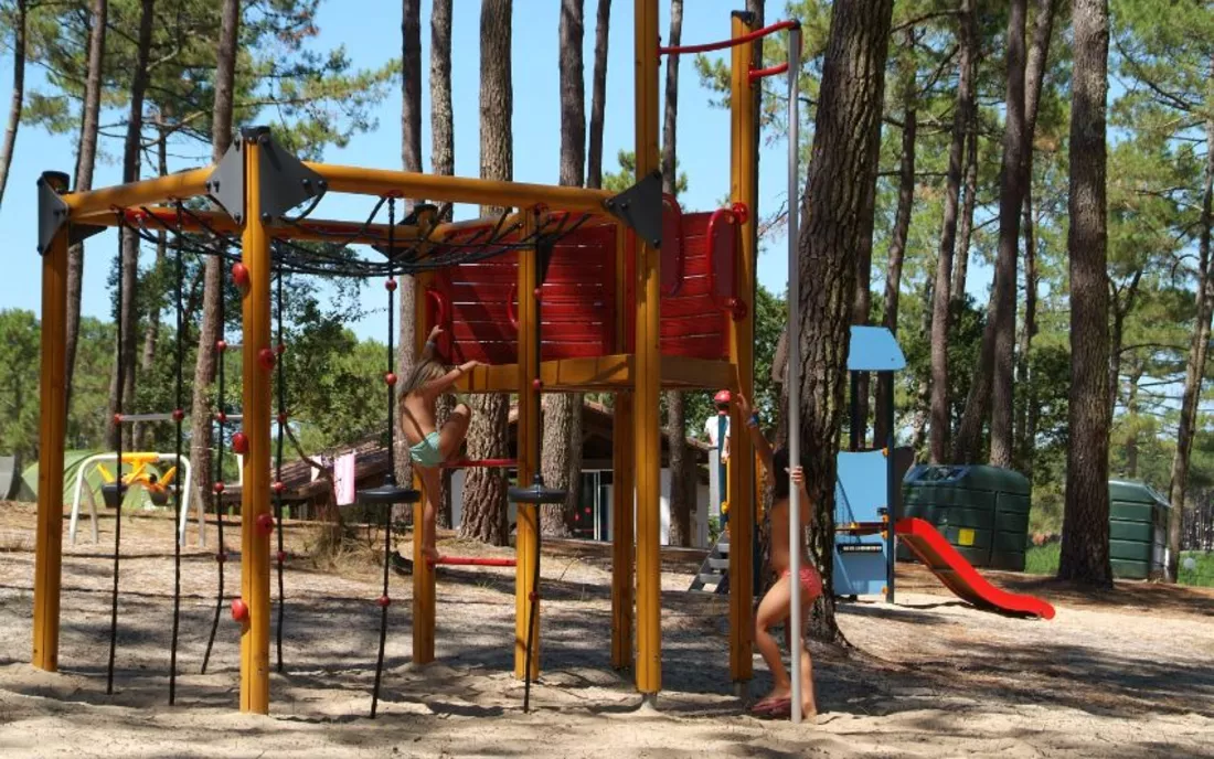 Am Spielplatz gibt es verschiedene Geräte