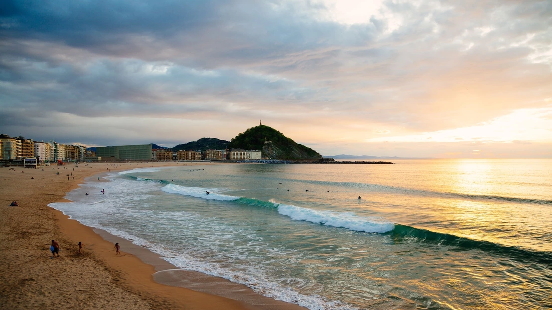 Surfer am Surfspot La Zurriola in San Sebastián