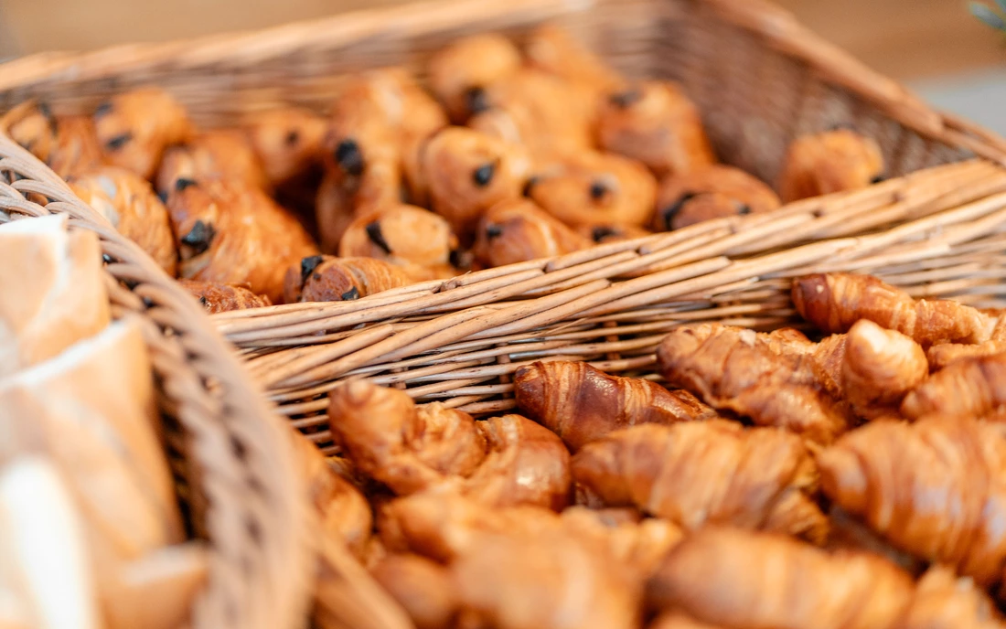 natürlich gibt es jeden morgen Croissants als auch Chocolatines