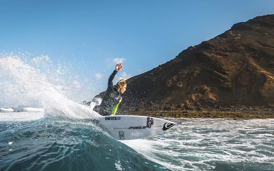 Unterwasseraufnahme von Surfer beim Surfen