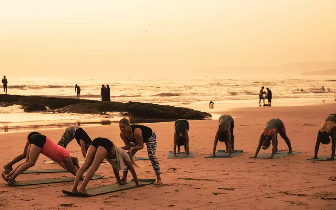 Yoga am Strand oder im Garten pure-surfcamps-surflodge-santacruz-portugal