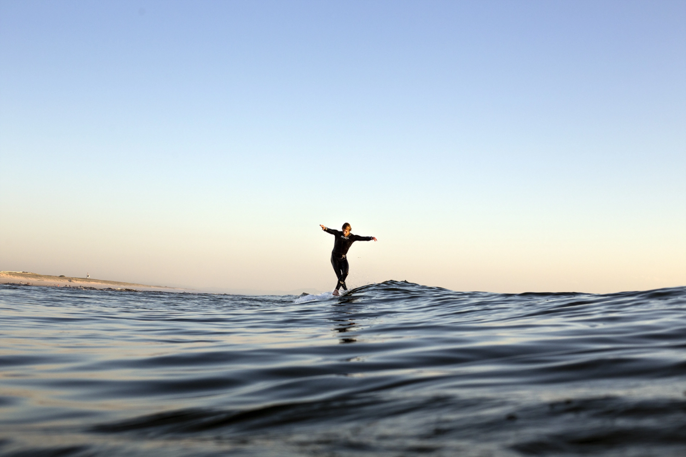 Surfer surft eine Welle in Moliets