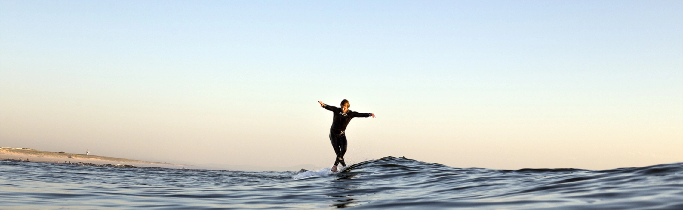 Surfer surft eine Welle in Moliets