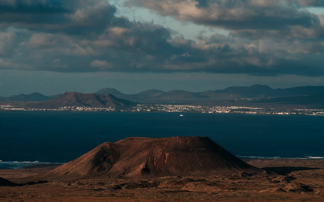 fuerteventura-puresurfcamps-pure-surfcamp-surfcamps-surflessons-kanaren-lajares-surflodge-lodge-canaries-wellenreiten-vulkan-insel-sommer-goodlife-desert-sand-lifestyle-vanlife-urlaub-holiday-surftrip-shaka-dude-beach-waves