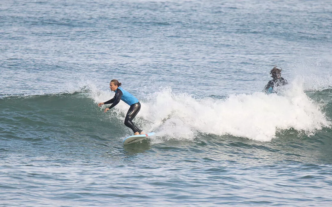 Surferin beim Surfen im Surfkurs